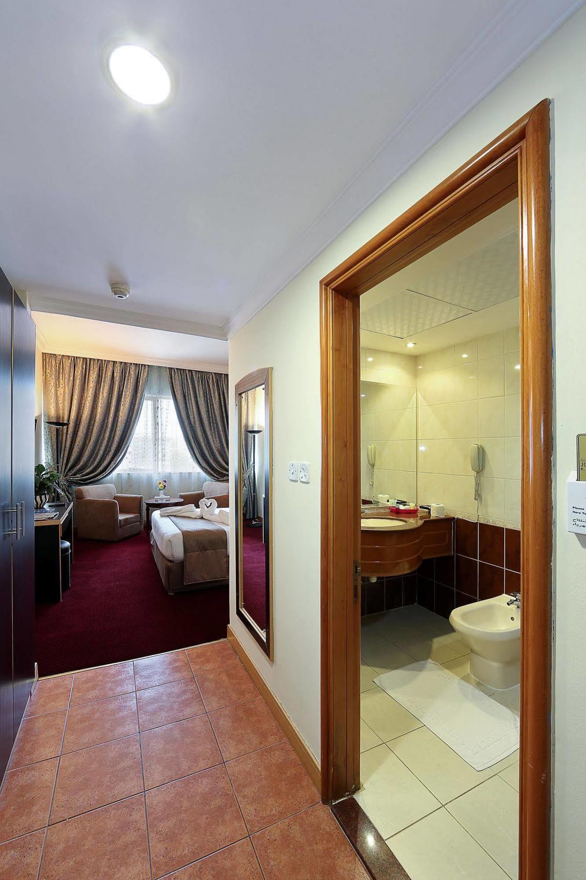 Jonrad Hotel Dubai Buitenkant foto