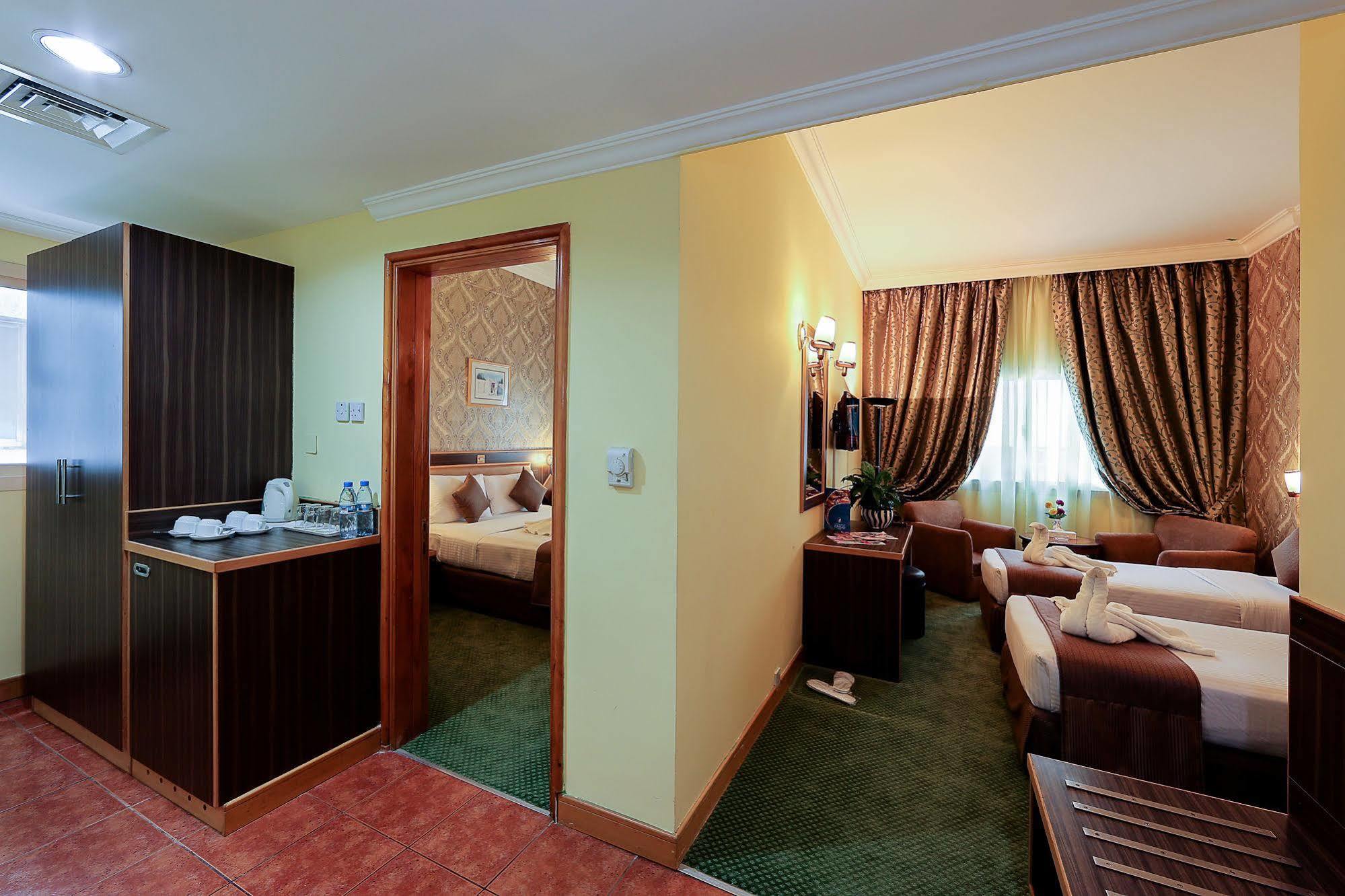 Jonrad Hotel Dubai Buitenkant foto