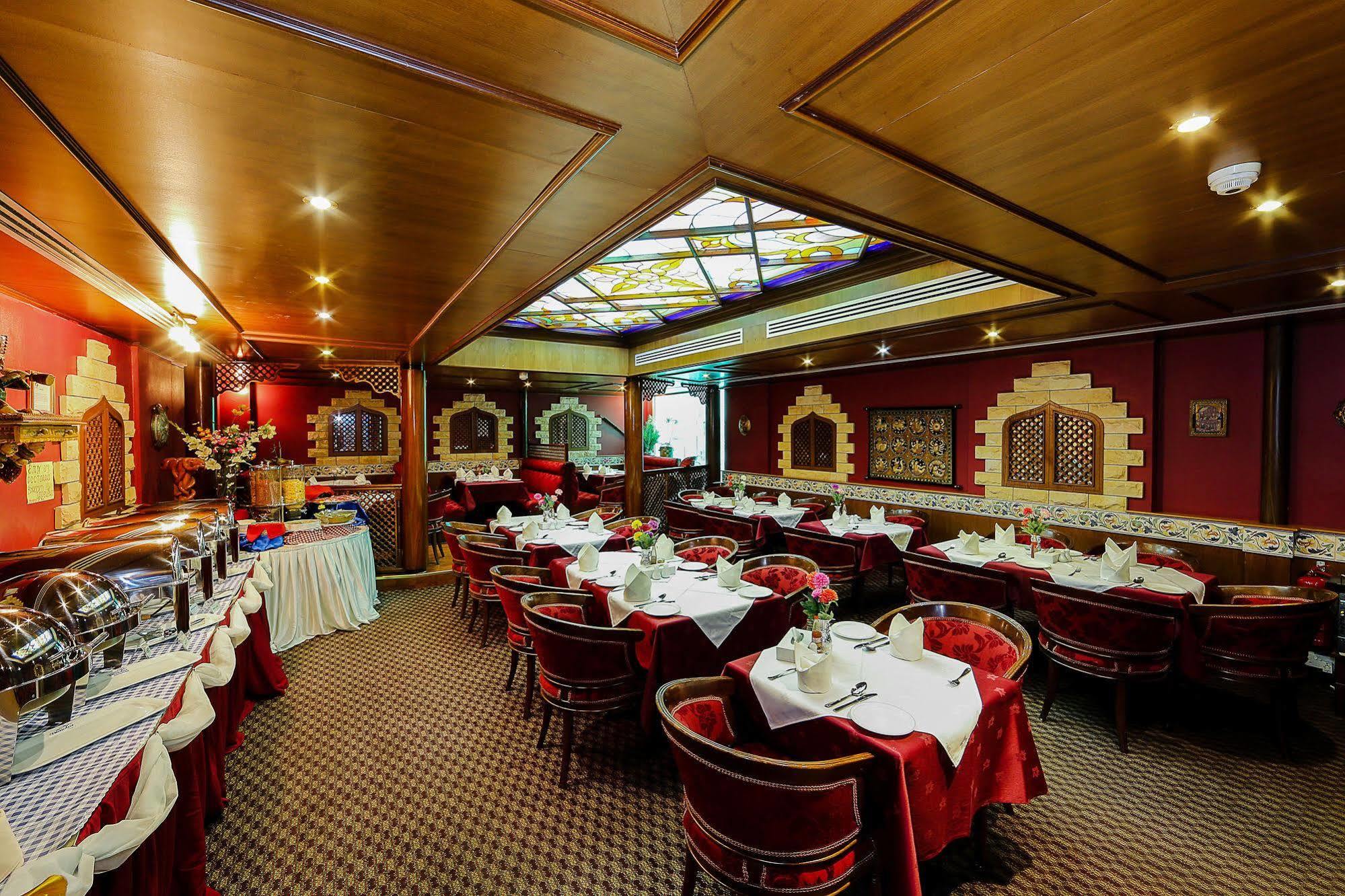 Jonrad Hotel Dubai Buitenkant foto