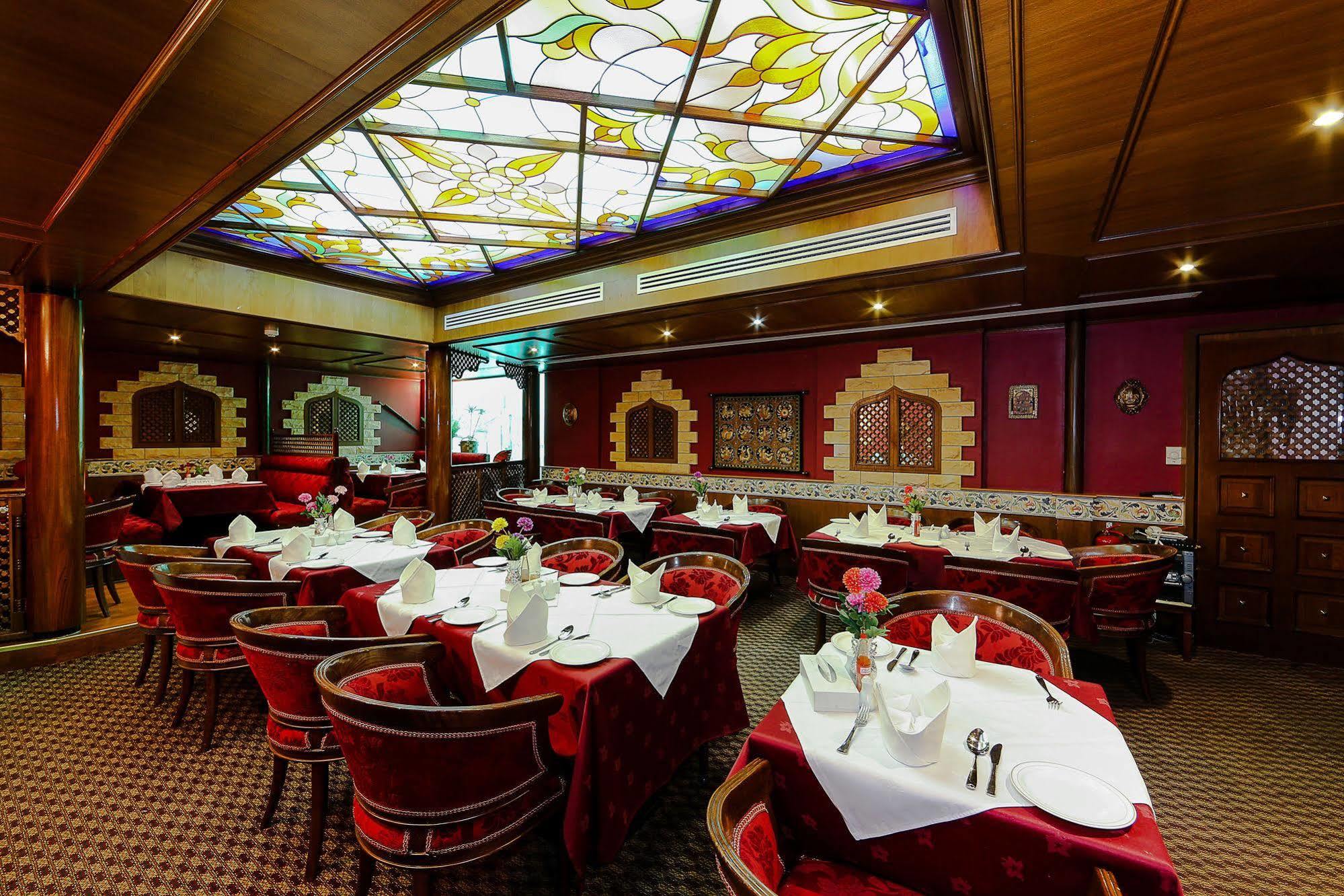 Jonrad Hotel Dubai Buitenkant foto