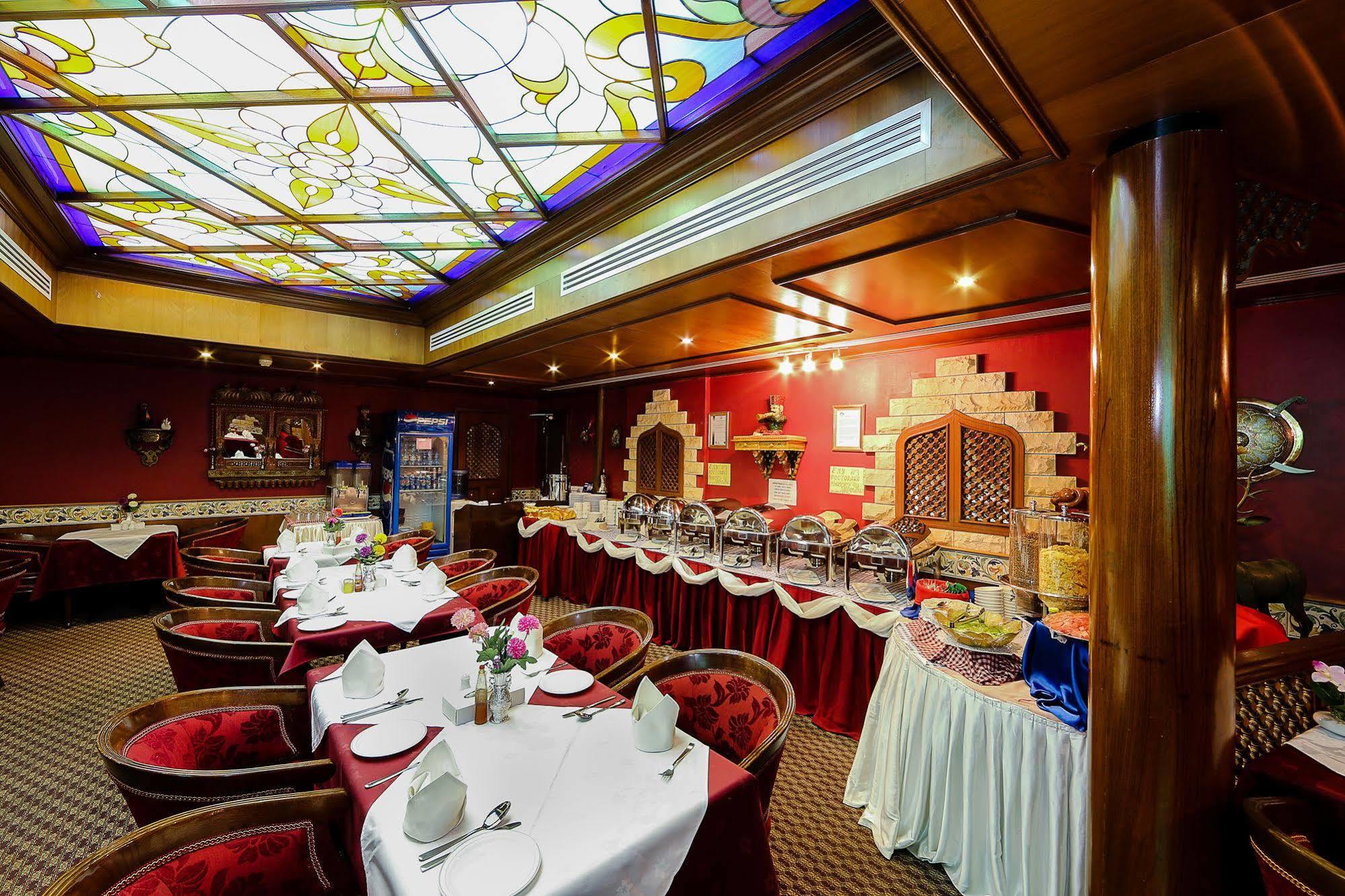 Jonrad Hotel Dubai Buitenkant foto
